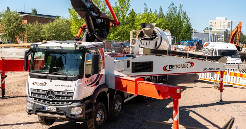 Betomikin betoniauto ja pumppu työmaalla