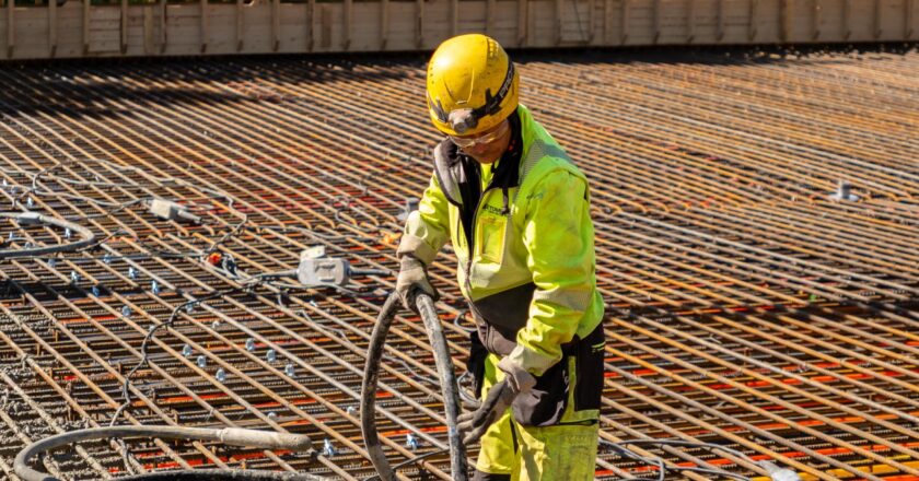 Betonoija valaa betonia raudoitusverkon päälle
